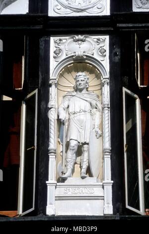 Image de St Edmund dans la façade d'une maquette Maison Tudor à Bury St Edmunds. Edmund le Martyr (vers 840 - 20 novembre 870) était un roi d'East Anglia. Il a réussi à l'East Anglian trône en 855, tandis qu'il était encore un garçon. © / Charles Walker Banque D'Images