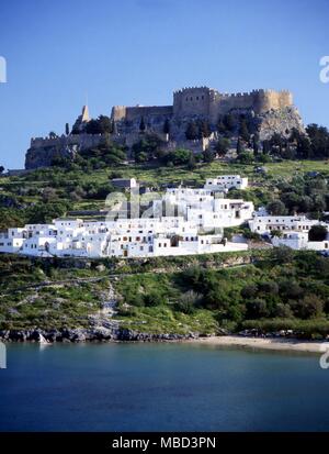 Rhodes - Lindos - Lindos est une ville et un site archéologique sur la côte est de l'île de Rhodes (Rhodhos) dans le Dodécanèse dans le sud-est de la Grèce. Il est environ 55 km au sud de la ville de Rhodes et à une destination de vacances populaire et touristique. Au-dessus de la ville moderne s'élève l'Acropole de Lindos, une citadelle naturelle qui a été fortifiée successivement par les Grecs, les Romains, les Byzantins, les Chevaliers de St Jean et les Ottomans. Cela rend le site difficile de creuser et d'interpréter sur le plan archéologique. L'acropole offre une vue spectaculaire sur les ports et d'coastlin Banque D'Images