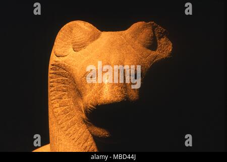 L Ancienne Deesse Egyptienne Sekhmet Avec La Tete D Une Lionne Debout Derriere Le Dieu Assis Ptah Mur Du Temple De Ramesseum Sur Les Rives Ouest De T Photo Stock Alamy