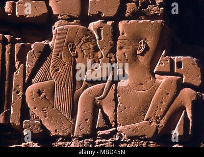 La mythologie égyptienne - Bas-reliefs de différents dieux et pharaon sur la façade de la temple funéraire de Hapshepaut, près de Louxor. - © / Charles Walker Banque D'Images