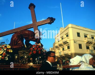 Festivals - Pâques - Le Vendredi Saint à Mosta, procession sur Malte. Christ portant la croix lourde au Calvaire. - ©Charles Walker / Banque D'Images