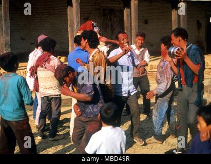 Festivals - Holi - jeunes hommes célébrant Holi, un festival d'une durée de 8 jours chahuteur, dans lequel l'eau et de poudre rouge-ballons sont lancés sur des passants avec le général rowdiam. Un culte de la fertilité, c'est tenue en mars. Vu ici sont les jeunes anarchique dans la hilltown temple de Changu Narayan. - ©Charles Walker / Banque D'Images