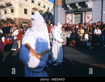 Festivals - Pâques - Le Vendredi Saint à Mosta, procession sur Malte. Pénitents traînant de lourdes chaînes sur leurs pieds. - ©Charles Walker / Banque D'Images