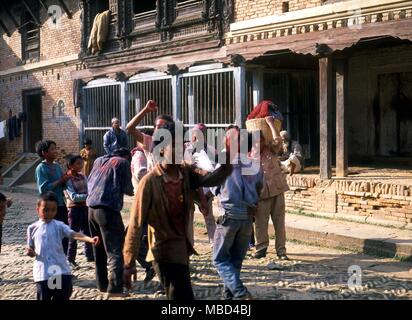 Festivals - Holi - jeunes hommes célébrant Holi, un festival d'une durée de 8 jours chahuteur, dans lequel l'eau et de poudre rouge-ballons sont lancés sur des passants avec le général rowdiam. Un culte de la fertilité, c'est tenue en mars. - ©Charles Walker / Banque D'Images