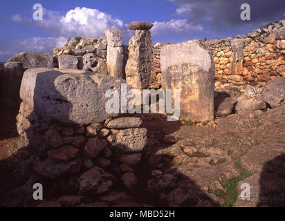 L'Archéologie de Minorque. Menhirs dans l'antique demeure dans l'enclave taula à Torre d'en Gaumes. Banque D'Images