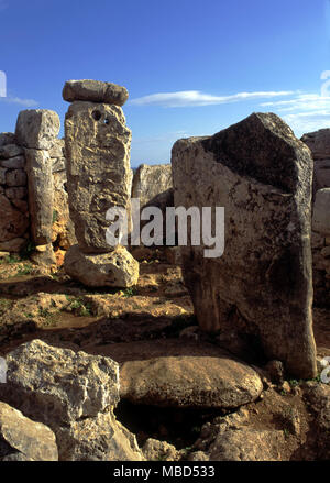 L'Archéologie de Minorque. Menhirs dans l'antique demeure dans l'enclave taula à Torre d'en Gaumes. Banque D'Images