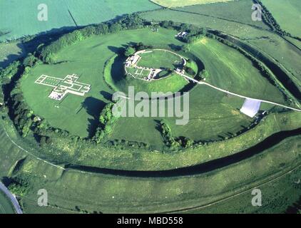 Old Sarum, Wiltshire. Le tumulus de l'âge de fer hill fort dans lequel a été construite la première cathédrale de Salisbury. Le plan est clairement marqué et il est dit pour être un important centre de leys. Banque D'Images