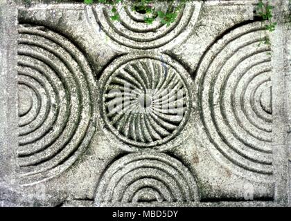 La sculpture de soleil avec les sept sphères sur une dalle dans les motifs de la Haga Sophia, Istanbul. Banque D'Images