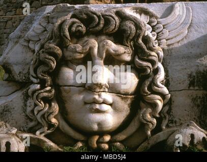 La tête de la Gorgone méduse dans le temenos du temple à Didymes. Banque D'Images