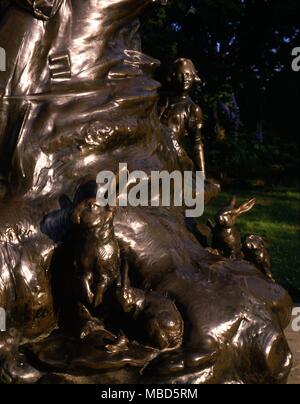 London - Kensington Gardens Détail d'animaux sur la statue de Peter Pan dans les jardins de Kensington, à la mémoire de l'écrivain J.M. Barrie (1860 - 1937), qui a écrit 'Peter Pan dans les jardins de Kensington' en 1906. ©2006 Charles Walker / Banque D'Images