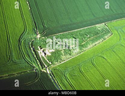 Vue aérienne de la long barrow mound tombe à West Kennett, l'un des plus grands castrats depuis longtemps en Grande-Bretagne - 330 pieds de long et 8 pieds de haut. Trouve et de squelettes à Devizes Museum. Datée de 3000 av. J.-V. Banque D'Images