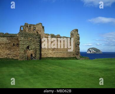 Le Château de Tantallon, avec Bass Rock. .Région de Lothian en Écosse Banque D'Images