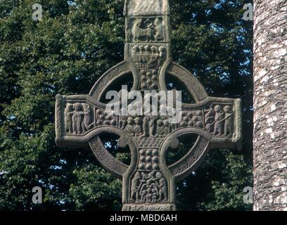 Croix Celtiques - Monasterboice - Détail de patron centrale du 10ème siècle de Monasterboice du Sud, l'Irlande avec le Jugement dernier dans le centre de l'patron de la croix. Le Christ tient la croix et la tige de floraison. La croix est de 18 pieds de haut : parfois appelé la Croix de Muiredach. - © / Charles Walker Banque D'Images