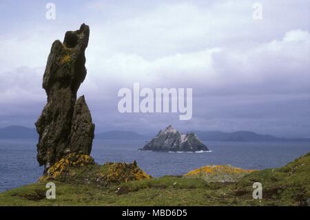 Skellig Michael (d'où la photo est prise et peu Skelling (en distance) ont été une fois que l'emplacement des premières colonies chrétiennes en Irlande . Banque D'Images