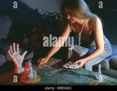 Jeune femme lisant le Tarot, énoncées dans le modèle formel, Croix Celtique en utilisant une version de la plate-forme de Marseille . Banque D'Images