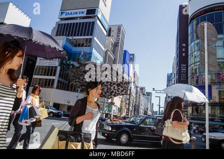 Tokyo Japon,Asie,Orient,Ginza,Chuo & Hamuri Dori Street,kanji,caractères,symboles,anglais japonais,shopping shopper shoppers shopping sops marchés Banque D'Images