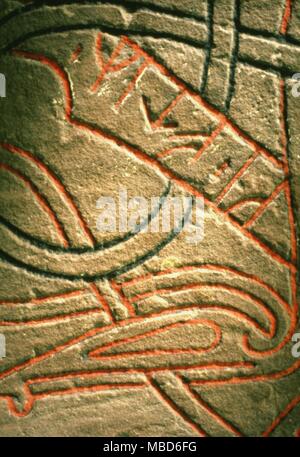 Détails de runes sur rune scandinave pierre portant des motifs entrelacés - dragon head et de nombreuses runes d'inscription. Ashmolean Museum, Oxford . Banque D'Images