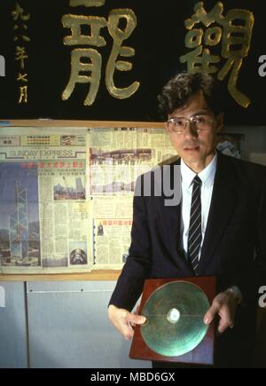 Le Feng Shui - le Feng Shui, maître Koon Poumon, avec le Lo Pan, ou boussole géomantique dont il a conçu et fait lui-même. Dans sa salle de consultation, Hennessy Road, Hong Kong Banque D'Images