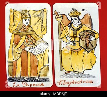 Cartes de Tarot - Arcanes Majeurs - COURT de GEBELIN La Papesse (la Dame le Pape) et de l' impératrice (l'Impératrice). Les deux cartes à partir de 1773, dans le Monde Primitif. Antoine Court de Gebelin (dit) est né à Nîmes en 1728 et mort à Paris en 1784. Il est réputé pour avoir été l'un des plus savant français de son époque, et au cours d'une longue maladie a reçu un traitement magnétique sous le célèbre Mesmer. Il a été le premier à proposer l'erreur que les cartes de Tarot ont été tirés de l'Egypte, et ont été de près de l'antiquité fabuleuse. Les cartes publiées par De Gebelin n'étaient pas en couleurs - les cartes de ce de Banque D'Images