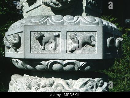 La colonne du zodiaque dans le jardin de l'amitié à Sydney Australie Les moutons et chevaux, deux des 12 animaux du zodiaque chinois Banque D'Images