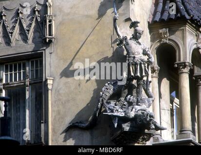 Chevalier Dragon DRAGON - meurtre - peut-être St George et le dragon. Sculpture décorative sur façade-coin d'une maison à Prague, près de la Vieille Ville. Banque D'Images