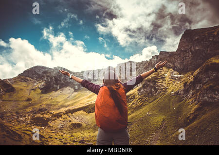 Photo de Femme avec sac à dos contre l'arrière-plan de paysage de montagne pittoresque Banque D'Images