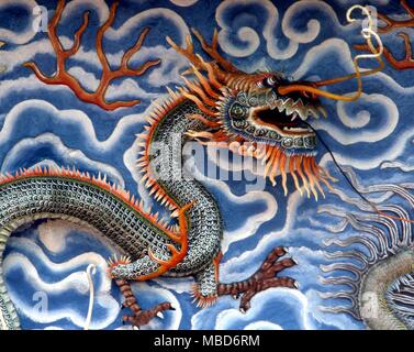 DRAGON - dragons chinois - semi-relief dragons peint sur un mur à Haw Par Villa à Singapour Banque D'Images