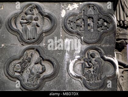 Amiens - La centrale des symboles alchimiques porche de la cathédrale d'Amiens. Pour plus de détails de sens, voir "Fulcanelli Le mystère des Cathedrales", 1971. Banque D'Images