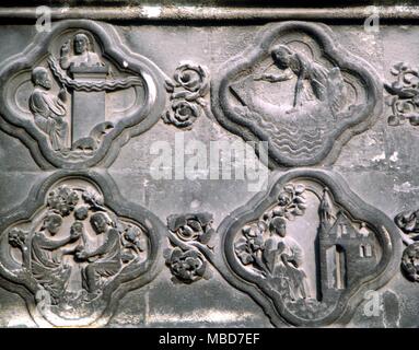 Le porche de la centrale alchimique cathédrale à Amiens. Quatre des quatrefoils images alchimiques du roulement dans le 14e siècle. Pour plus de détails de sens, voir "Fulcanelli Le mystère des Cathedrales", 1971. Banque D'Images