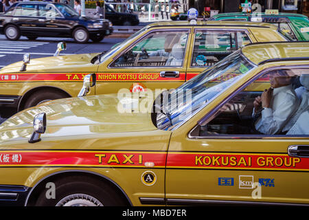 Tokyo Japon, Asie, Orient, Ginza, Chuo et Hamuri Dori Street, kanji, caractères, symboles, anglais japonais, taxis, visiteurs voyageant tour touriste ou Banque D'Images