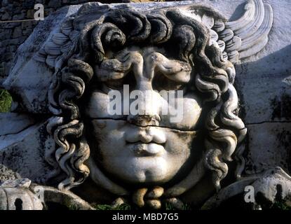 La tête de la Gorgone Méduse, dans le temenos du temple grec à Didymes. Banque D'Images