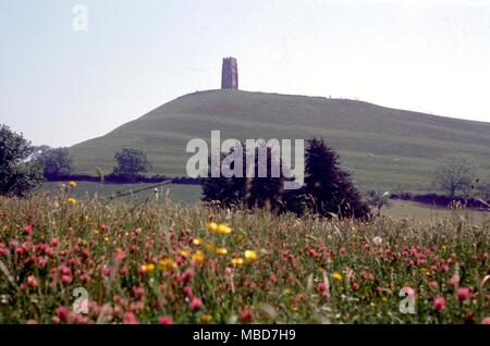 GLASTONBURY Tor de Glastonbury, surmontée par l'église en ruine de St Michel. Il est estimé par certains que Joseph d'Arimathie enterré le Saint Calice sous la Tor Banque D'Images