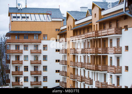 Photo du bâtiment blanc moderne avec des balcons en bois Banque D'Images