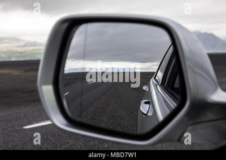 Une section à distance de la Rocade islandaise Vue à travers un miroir de voiture, l'Islande, Banque D'Images