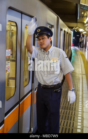 Tokyo Japan,Ginza,Ginza,Station de métro Ginza,métro,train,train,train,voiture,asiatique Oriental,homme hommes adultes,conducteur,signal homme,main signal,travail,W Banque D'Images