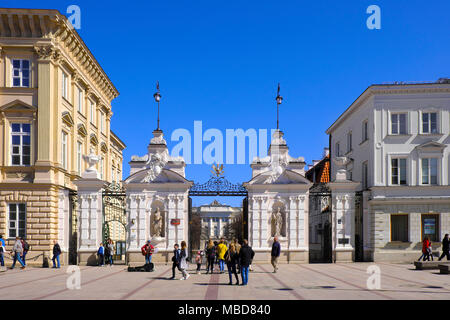 Varsovie, Mazovie / Pologne - 2018/04/07 : campus de l'Université de Varsovie - historique de la porte principale à la rue Krakowskie Przedmiescie, dans la vieille ville de q historique Banque D'Images
