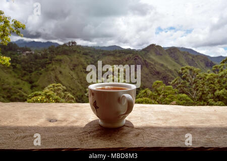 Un verre de thé chaud sur la table de magasin de thé et de voir des petits barrages Peak au Sri Lanka. Banque D'Images