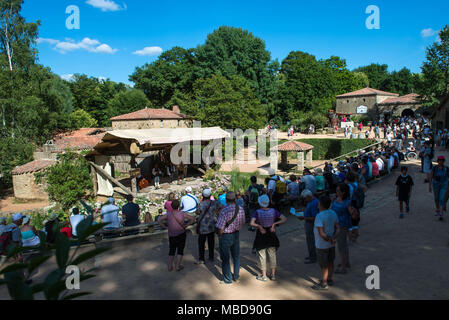 Les Epesses (centre-ouest de la France). Parc à thème historique 'Puy du Fou'. 2015/06/26. Atmosphère dans le parc. Spectateurs visiter le village dating b Banque D'Images