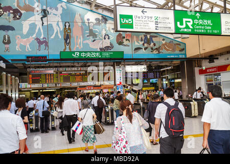 Tokyo Japon,Asie,Orient,Ueno,JR Ueno Station,train,métro,train,train,kanji,japonais anglais,caractères,symboles,signe,logo,murale,navetteurs,passager pa Banque D'Images