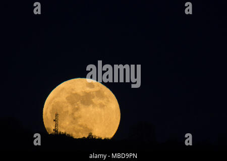 Une tour de transmission des nains un géant Super Pleine Lune s'élève au-dessus de champs près de Keynsham, Somerset, le mercredi 31 janvier 2018 Photo par : PAUL GILLIS Banque D'Images