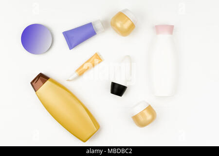 Les bouteilles en plastique de soins du corps et produits de beauté sur blanc. Mise à plat Banque D'Images