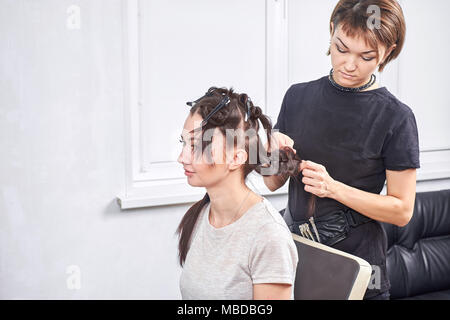 Tressage de cheveux coiffeur professionnel clients Banque D'Images