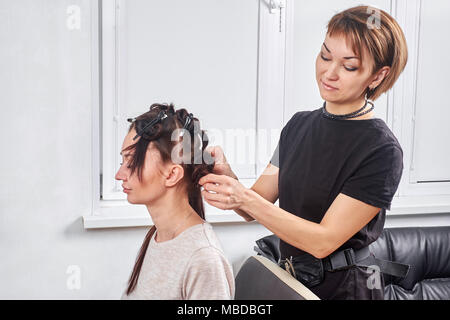 Tressage de cheveux coiffeur professionnel clients Banque D'Images