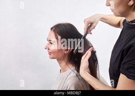 Salon de beauté en nouvelle coupe de brunette woman in salon Banque D'Images