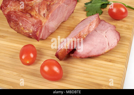 Steak de porc cuit sur barbecue planche à découper en bois sur le fond blanc Banque D'Images