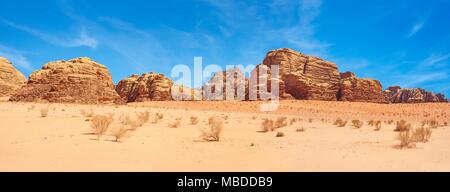 Paysage panoramique vue sur le Wadi Rum, Jordanie Banque D'Images