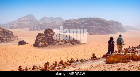 Les touristes dans le désert de Wadi Rum, Jordanie Banque D'Images