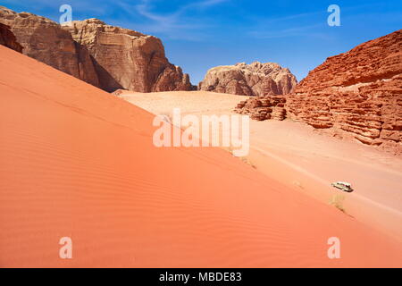 Dune de sable rouge, le désert de Wadi Rum, Jordanie Banque D'Images