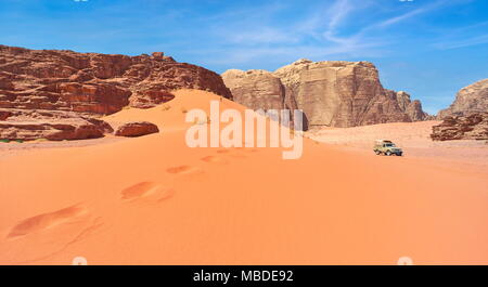 Dunes de sable rouge, le désert de Wadi Rum, Jordanie Banque D'Images