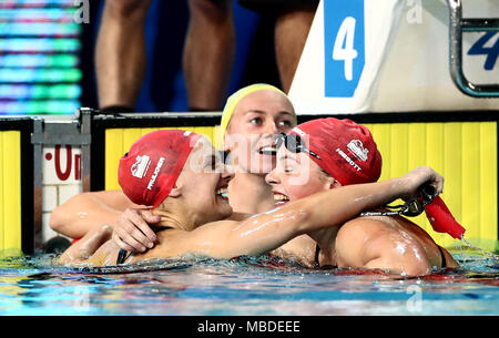 L'Angleterre de Hibbott (droit, argent) et Eleanor Faulkner (gauche, bronze) célébrer après le women's Women's 400m nage libre au centre aquatique de Gold Coast lors de la sixième journée des Jeux du Commonwealth de 2018 dans la Gold Coast, en Australie. Banque D'Images